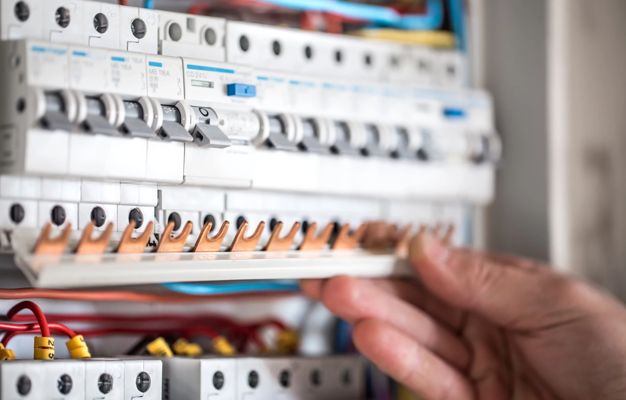 homme-technicien-electricien-travaillant-dans-un-tableau-avec-fusibles-installation-et-connexion